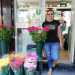 Nellatrio che precede lingresso ci accoglie la 40enne Rosa Colucci, circondata da gerbere, curcuma, girasoli, lisianthus e celosie. Nel 1978 furono mio nonno Francesco e mia zia Carmela a dare il via allattivit, cominciando a vendere fiori in via Sparano, ci dice